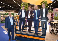 Bas Lagerwerf, Marcel van Steekelenburg, Sjef Loomans, André Valstar and Nico Bikker at their new Benomic S.  In response to new directives and regulations in the field of safety, Berg Hortimotive (De Lier, NL) has completely re-engineered its Benomic range of mobile scissor lifts. The result is the ergonomic S-line series: approved by the TüV, and incorporating state-of-the-art technology to make it as efficient, easy and comfortable as possible in its day to day use. The redesigned scissor mechanism enables safe working at up to 6.6 m high.